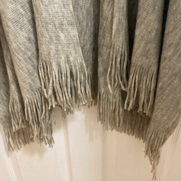 NEW Vince Camuto Grey Poncho/Ruana - Picture 5 of 6